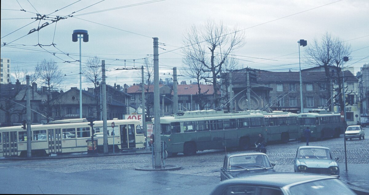 St.Etienne Trolleybus Berliet + Tram_à terminus Bellevue 03-04-1975