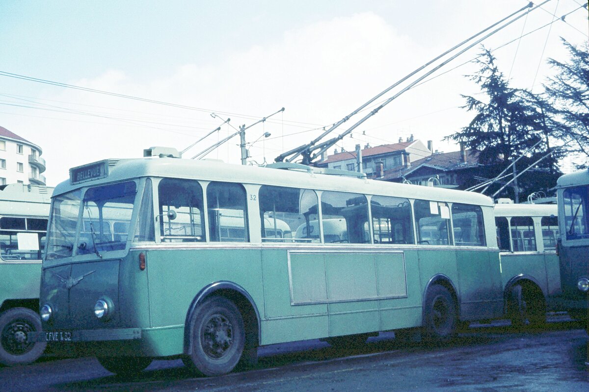 St.Etienne_Trolleybus Berliet 1947 à Bellvue 03-04-1975