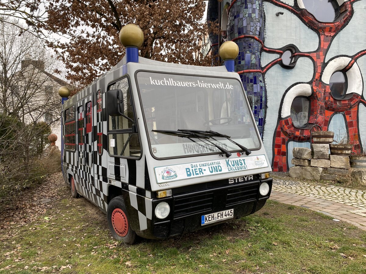 Steyr Citybus, gestaltet von Friedrich Hundertwasser, steht beim Kuchlbauer in Abensberg im Januar 2022