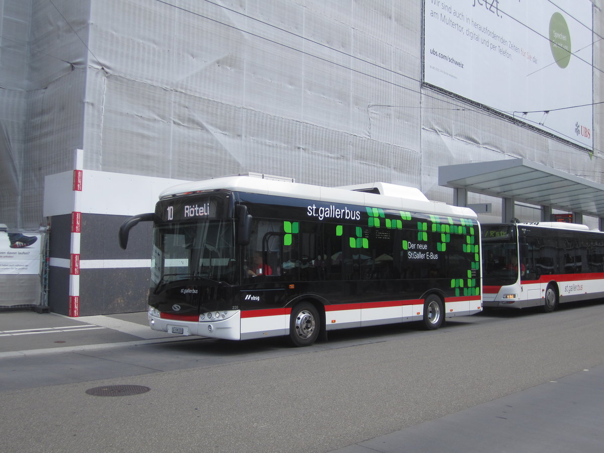 St.Gallerbus Nr. 220 (Solaris Urbino 8.9LE Electric) am 4.7.2020 beim Bhf. St.Gallen