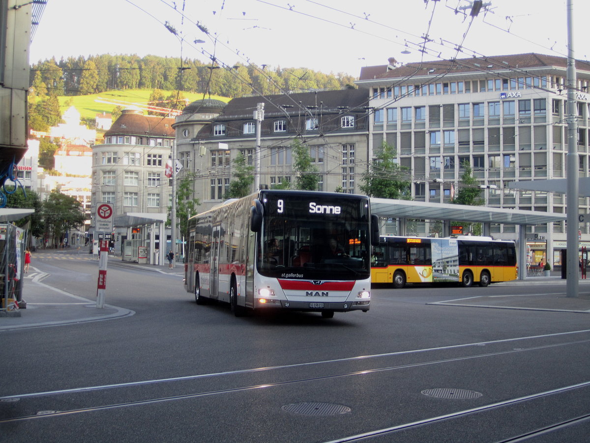 St.Gallerbus (VBSG) Nr. 213 (MAN A21 Lion's City) am 23.7.2019 beim Bhf. St.Gallen, unterwegs zur Sonne, wo die Abendsonne wohl noch kurz zu sehen sein wird.