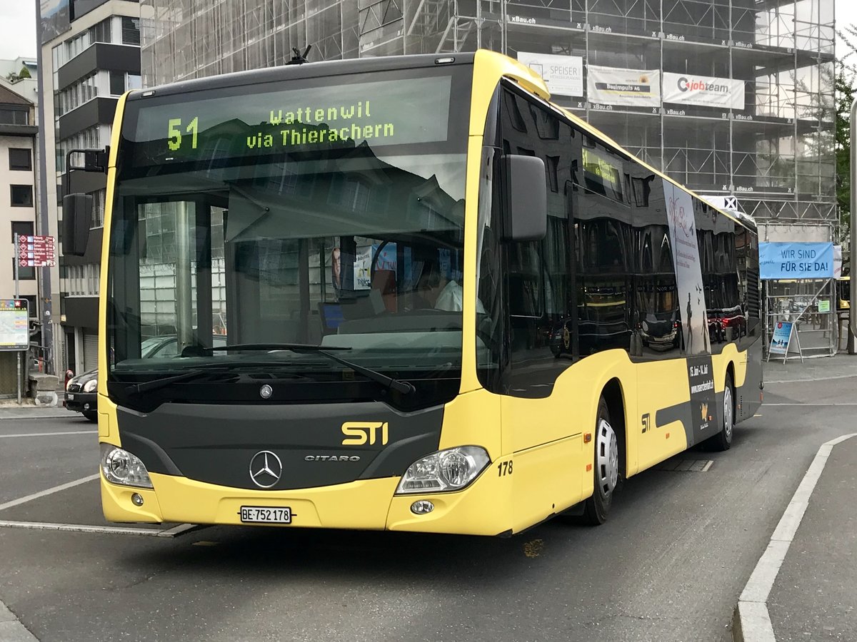 STI C2 178 der Linie 51 nach Wattenwil am 26.4.18 am Bhf Thun am auf die Abfahrt warten.