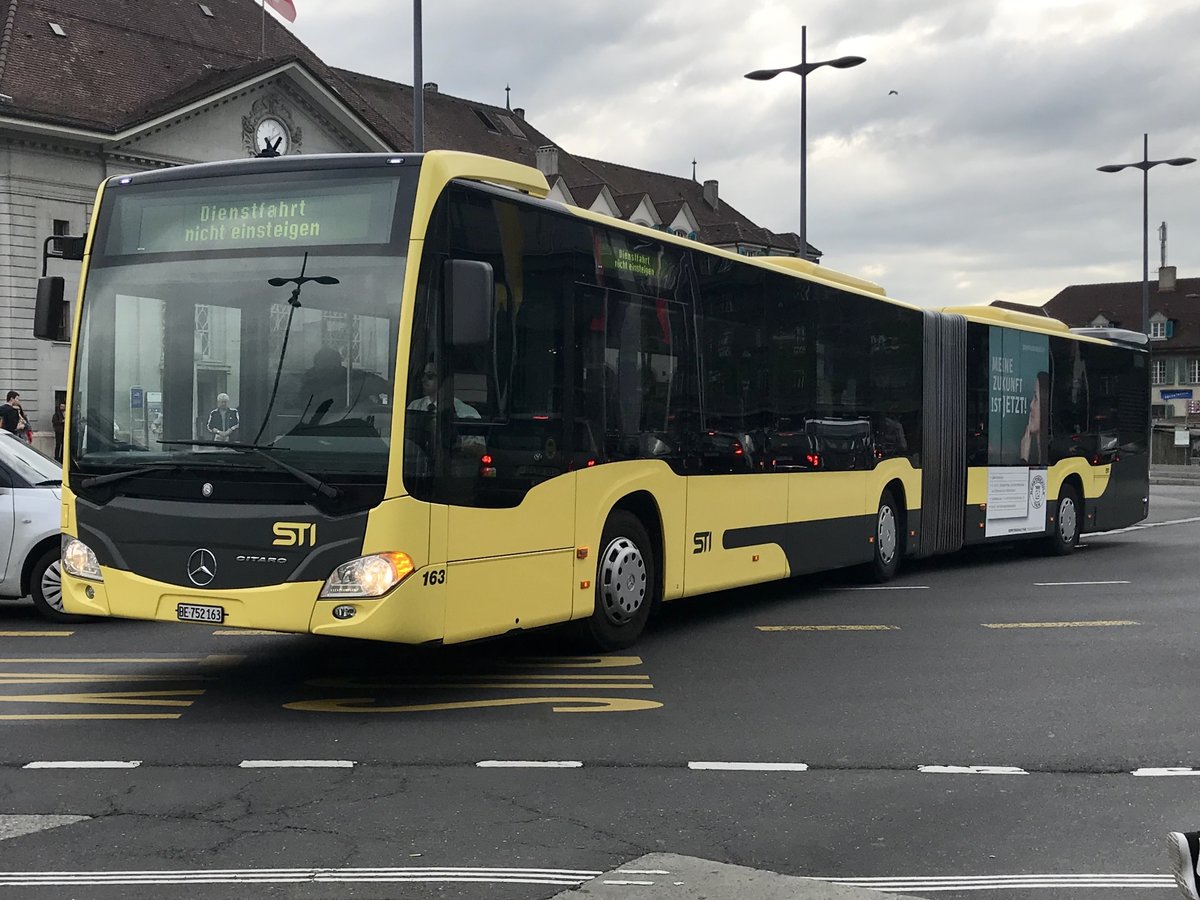 STI C2 Gelenkbus 163 kurz vor der Endstation in Thun am 26.4.18.
