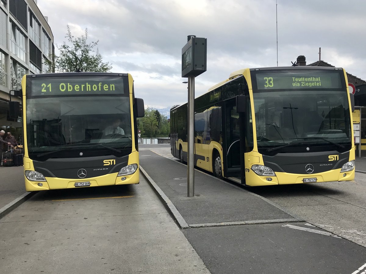 STI C2 Gelenkbus 169 und C2 Solobus 179 warten am 26.4.18 auf ihre Abfahrten.