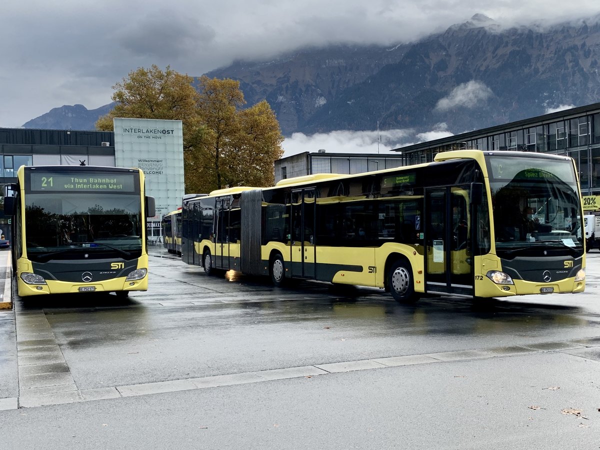 STI MB C2 G 172 als Bahnersatz nach Spidz und der C2 173 der Linie 21 der auf Abfahrt wartet, am 24.10.20 auf dem Bahnhofplatz Interlaken Ost.