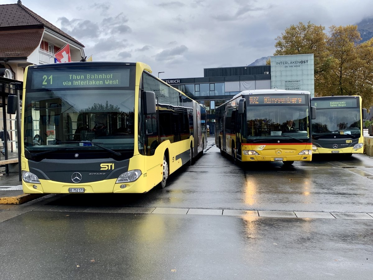 STI MB C2 G 173 und 166 mit dem abfahrenden PostAuto Citaro Facelift am 24.10.20 in Interlaken Ost.