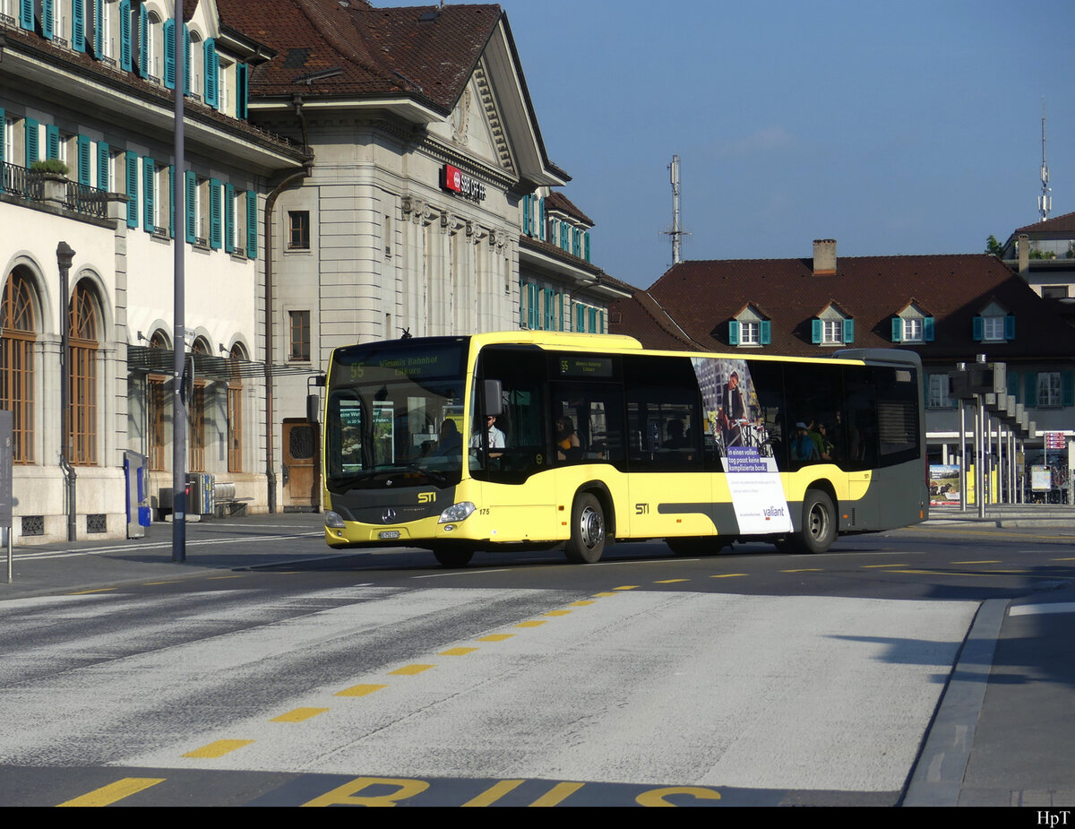 STI - Mercedes Citaro Nr.175 unterwegs vor dem SBB Bahnhof Thun am 14.05.2022