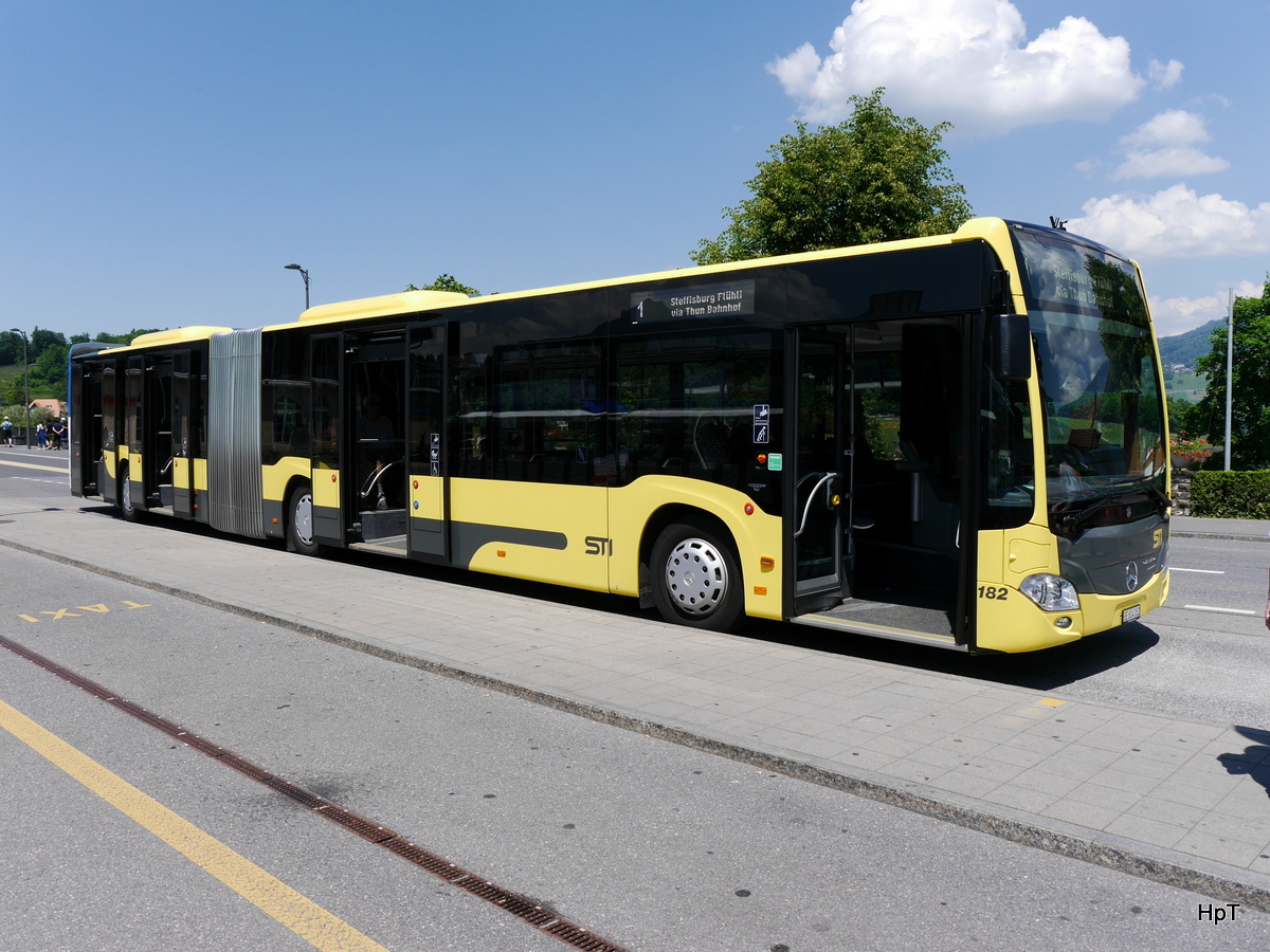 STI - Mercedes Citaro Nr.182  BE 804182 bei den Bushaltestellen vor dem Bahnhof in Spiez am 27.05.2017