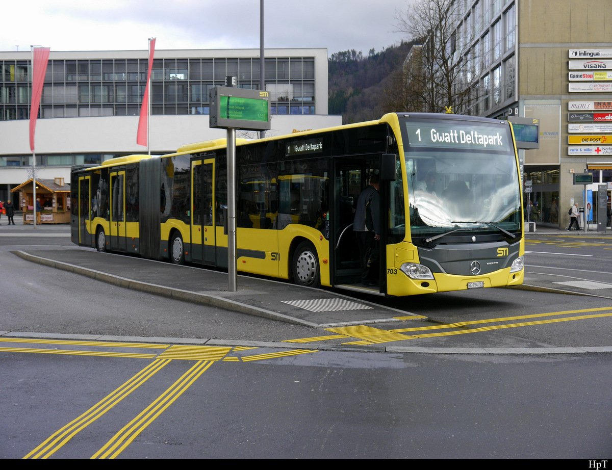 STI - Mercedes Citaro Nr.703 BE 754703 unterwegs vor dem Bahnhof in Thun am 04.01.2020