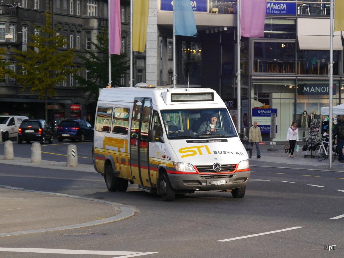 STI - Mercedes Sprinter  Nr.3  BE  550003 unterwegs vor dem Bahnhof Thun am 28.10.2016