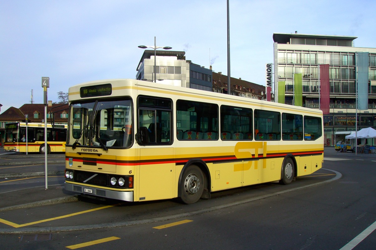 STI: Mit 1'100'000 km auf dem BUCKEL präsentierte sich der STI Bus Nr 6 der Linie 55 am 17. Februar 2007 auf dem Bahnhofplatz Thun an der Sonne.
Foto: Walter Ruetsch