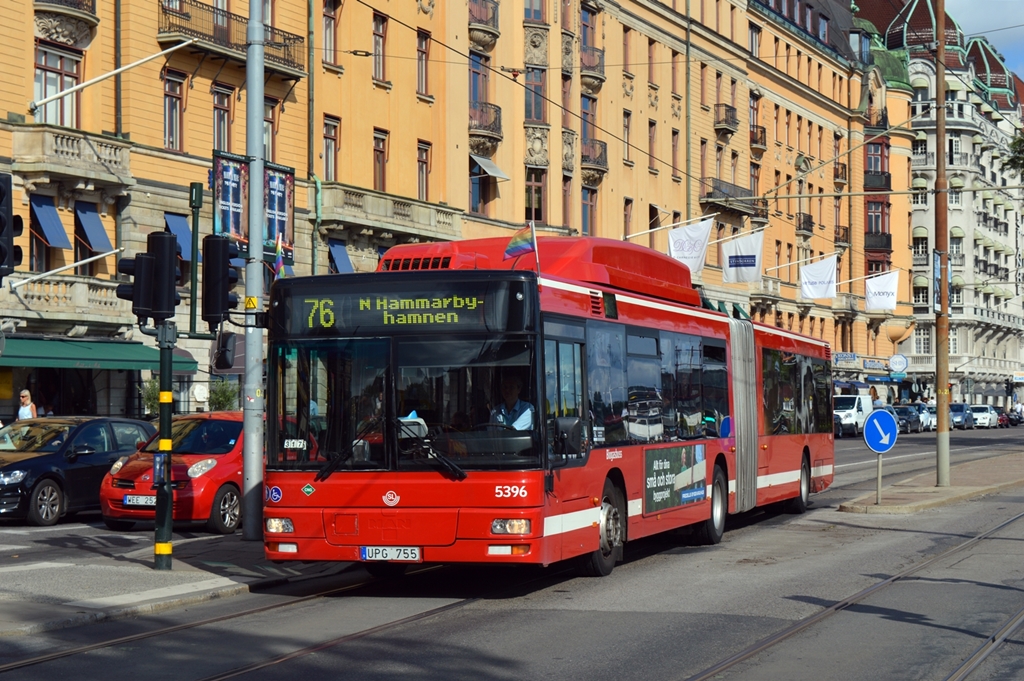 Stockholm, Stockholms Lokaltrafik (Keolis) MAN NG 313 CNG WN 5396 als Line 76 kurz vor der Haltestelle Nybroplan, 28.08.2016