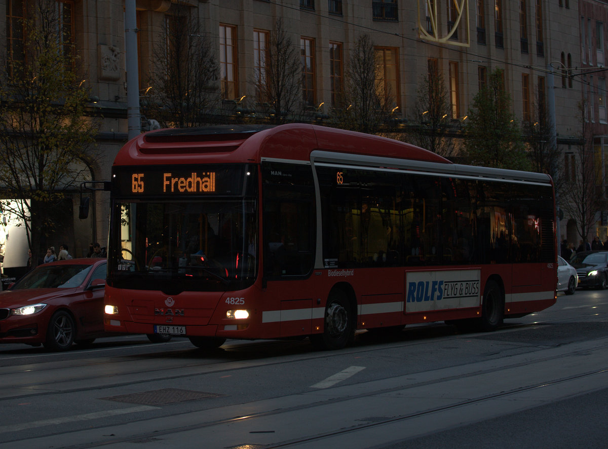 Stockholm verfügt über ein gut ausgebautes ÖPNV Netz, alle (?) Stadtbusse sind Bio-Diesel-Hybridfahrzeuge.Hier ein Bus der Linie 65 in der Innenstadt. 03.11.2018 17:12 Uhr.