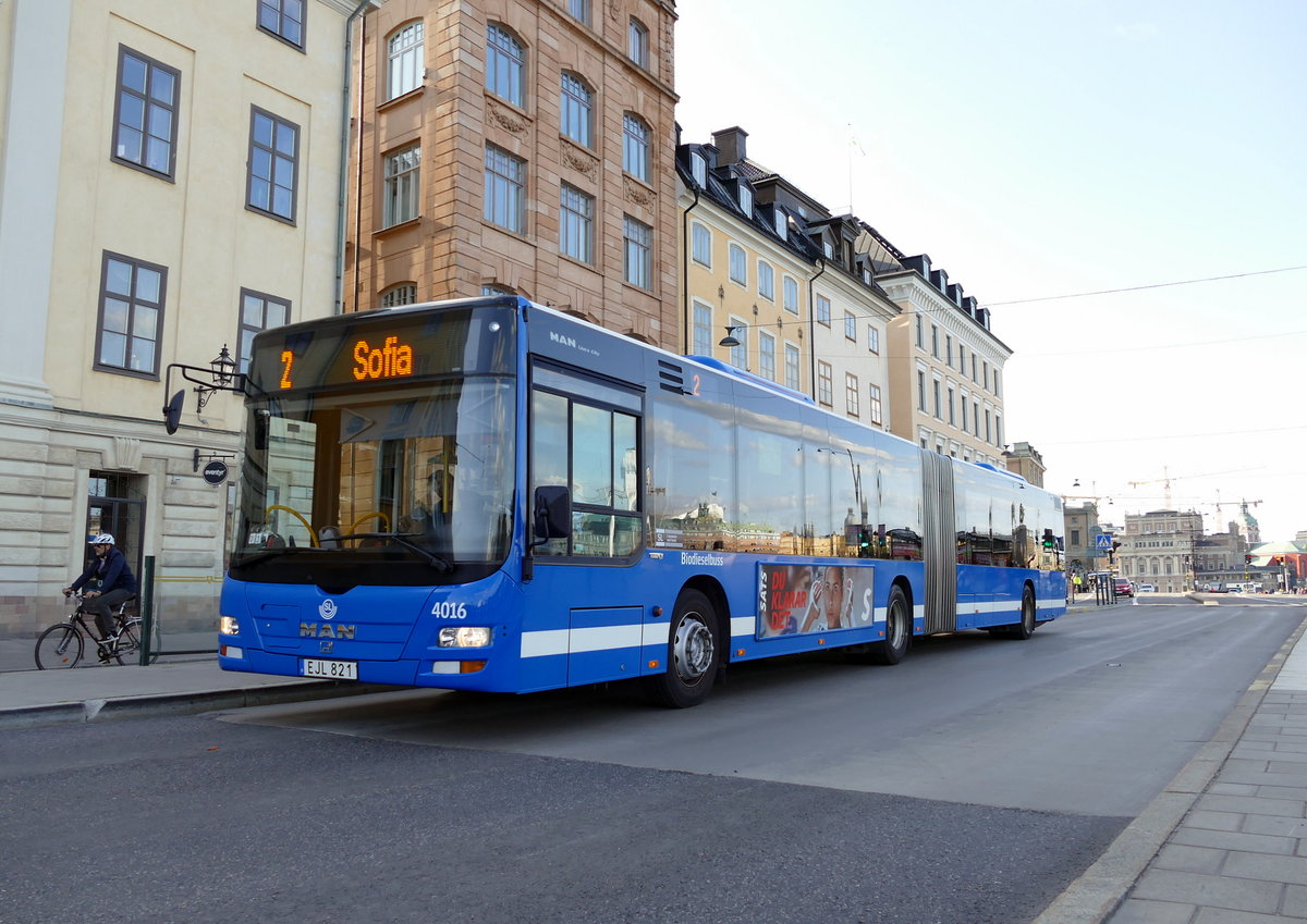 Storstockholms Lokaltrafik -SL, MAN Lion's City G, '4016' (EJL 821) der Linie 2 in Stockholm im August 2017.