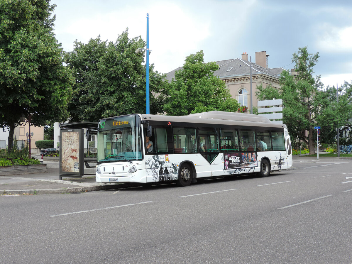 Strassburg - 1. August 2022 : Heuliez GX 327 CNG Nr 766, auf der Linie 67 im Einsatz, durfährt die Gemeinde Illkirch.