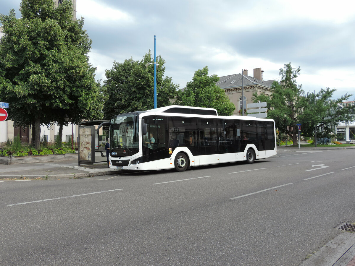 Strassburg - 1. August 2022 : New Lion's City 12 CNG Nr 219096, auf der Linie 62 im Einsatz, durfährt die Gemeinde Illkirch. Der Bus gehört am Subunternehmen Striebig.