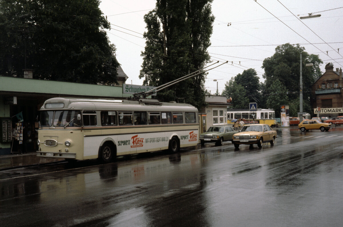 Stuttgart: Am 1. Juli 1980 hält ein Esslinger Oberleitungsbus, der zwischen Stuttgart-Obertürkheim und Esslingen fährt, an der Endstation in Obertürkheim. - Wie es aus der Aufnahme ersichtlich ist, gab es damals eine gute Umsteigemöglichkeit zwischen der Überlandtrolleybuslinie und einer der Stuttgarter Straßenbahnlinien (: Linie 4). 
