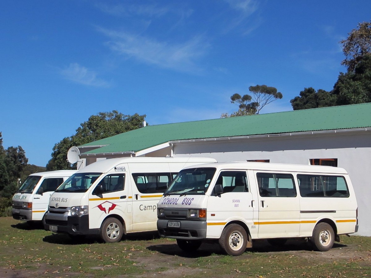 Südafrika / Hermanus: Toyota Hiace und Mazda Marathon - Schulbusse. Aufgenommen im April 2015 in Hermanus.