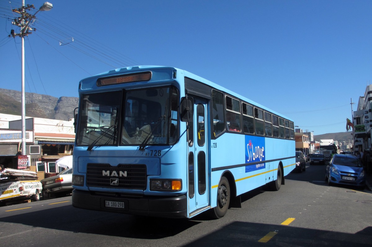 Südafrika / Kapstadt: MAN A63 18-232 FOC Explorer des Unternehmens  Sibanye Bus Service , aufgenommen im April 2015 in Kapstadt. 