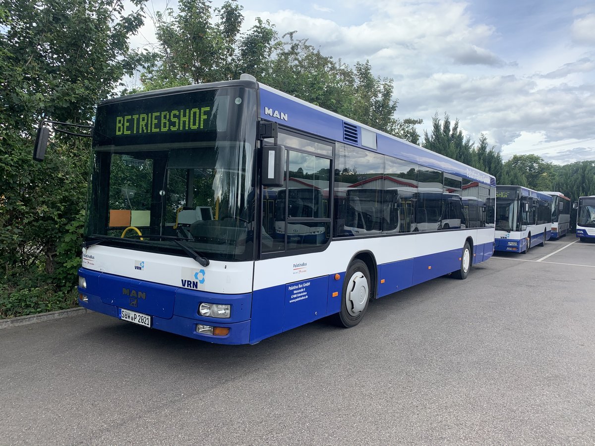 SüW-P 2021 (Baujahr 2002) ist einer von wenigen Überlandbussen bei Palatinabus und steht am 7.6.2020 in Waibstadt.