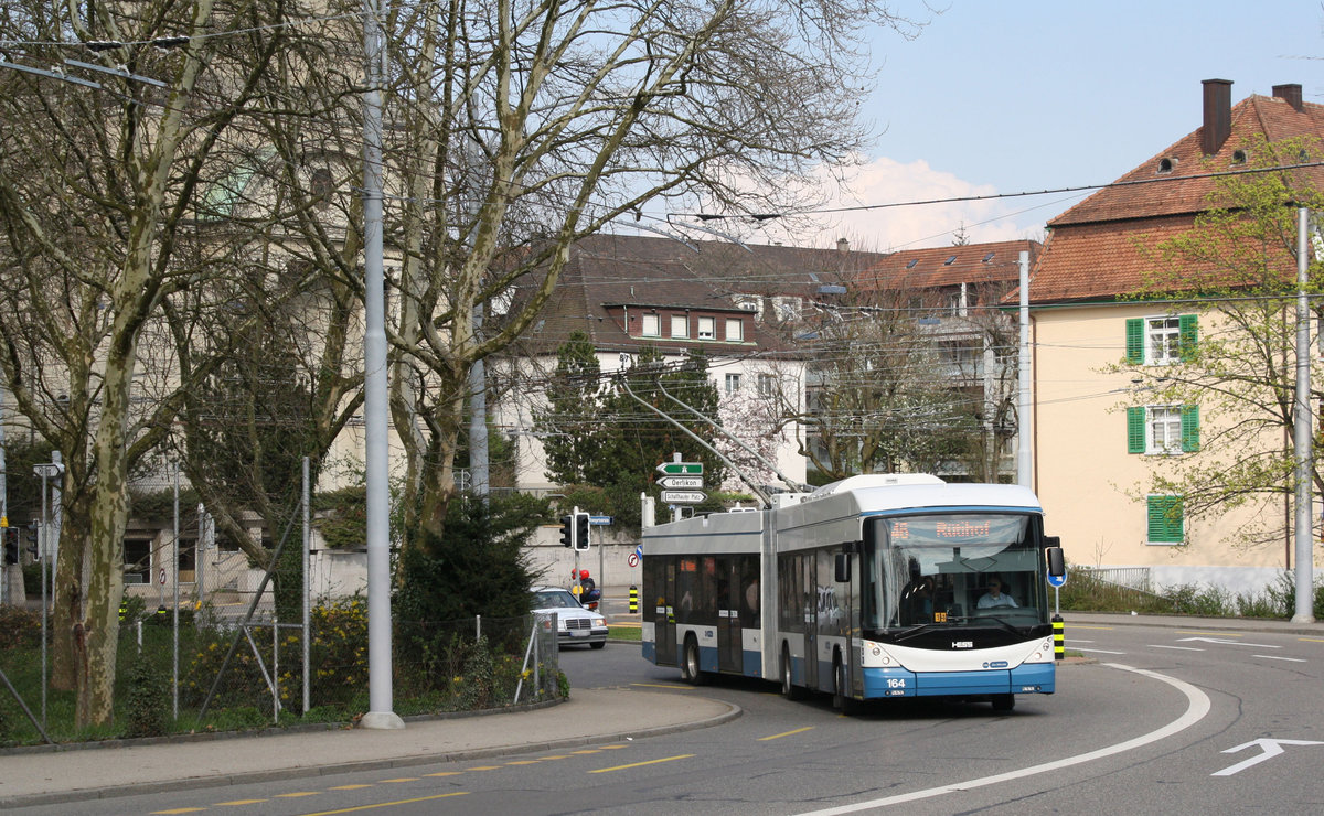 Swisstrolley 164 zwischen Bhf. Wipkingen und Rosengartenstrasse am 18.04.2013.