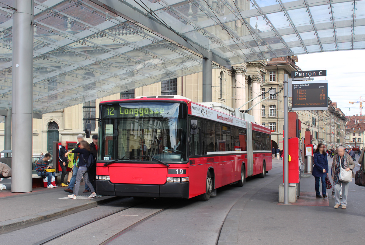 Swisstrolley 19 an der Haltestelle Bern Bahnhof am 06.10.2018.