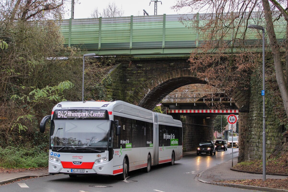 SWN 101 als Linie 842 nach Rheinpark-Center, 15. Dezember 2021, Neuss Deutsche Straße