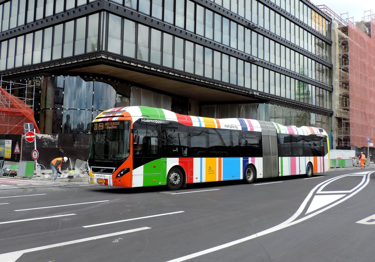 SY 7764, Volvo 7900 AH Hybridbus, Wagen 88, im Einsatz auf der Linie 20, am 20. Mai 2021 beim Hauptbahnhof abgelichtet.