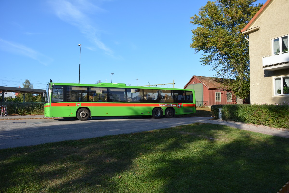 TAE 802 am Bahnhof Nyköping am 16.09.2014. Zu sehen ist ein Volvo 8700.