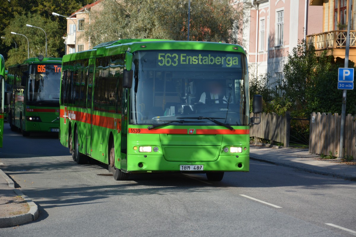 TBM 487 (Volvo 8500) fährt am 18.09.2014 auf der Linie 563. Aufgenommen am Busbahnhof Nyköping.
