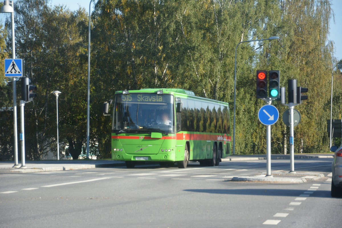 TDZ 142 auf der Linie 515 zum Flughafen Skavsta am 16.09.2014 in Nyköping. (Volvo 8700)