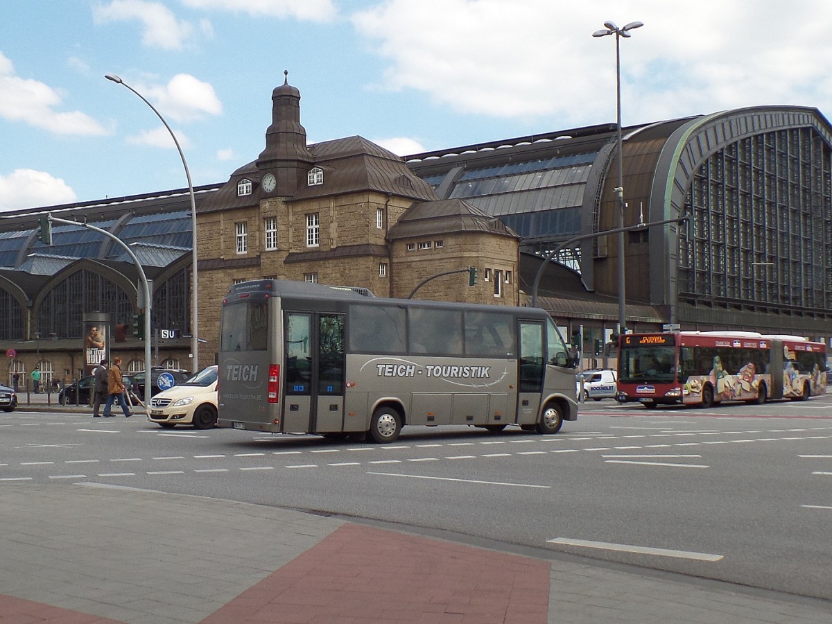 Teich Touristik, Hamburg am 28.4.2014, Hauptbahnhof, Kreuzung Steintordamm/Steintorwall  ist das ein Teamstar??
