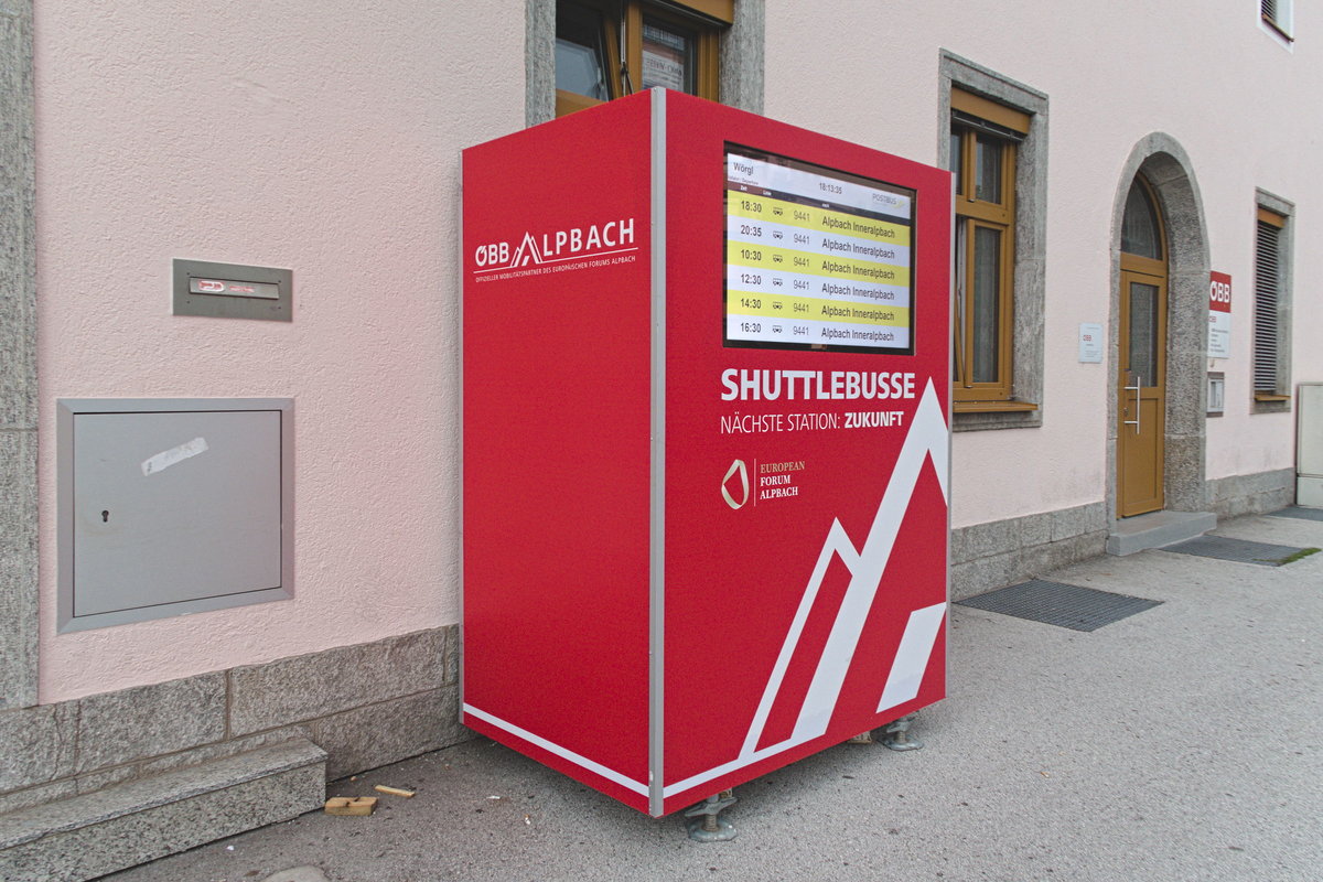 Temporärer Abfahrtsmonitor für die Shuttlebusse zum Europäischen Forum Alpbach, in Wörgl Hauptbahnhof. Aufgenommen 24.8.2019.