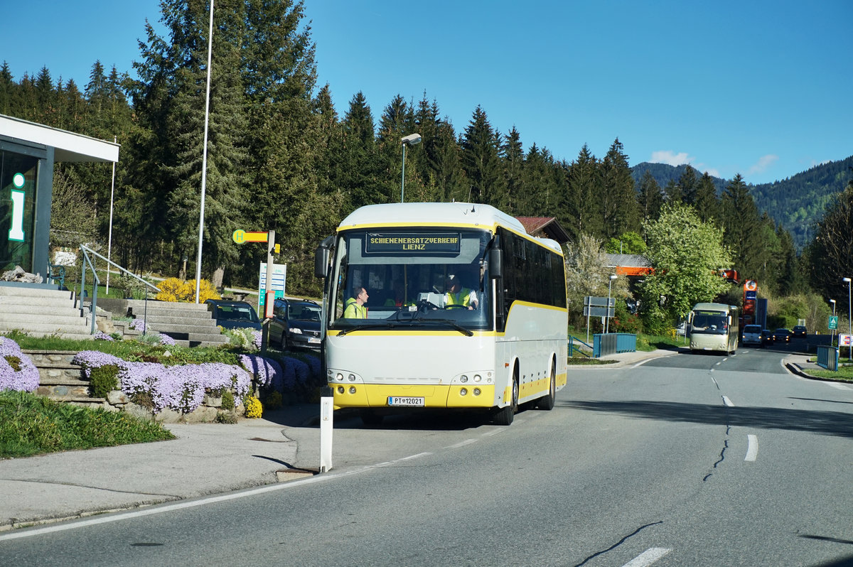 Temsa Safari von POSTBUS unterwegs als SEV-Kurs 14241 (Greifenburg-Weißensee Bahnhof - Lienz Bahnhof), am 14.4.2016  beim Halt an der Haltestelle Berg im Drautal Bahnhof.
Im Hintergrund sieht man schon den Verstärkungsbus daherkommen.