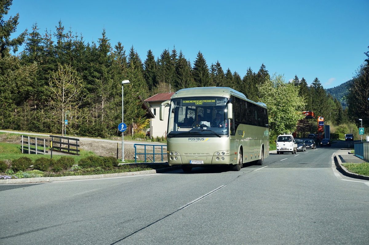 Temsa Safari von POSTBUS unterwegs als SEV-Kurs 14241 (Greifenburg-Weißensee Bahnhof - Lienz Bahnhof), am 14.4.2016 kurz vor der Haltestelle Berg im Drautal Bahnhof.
