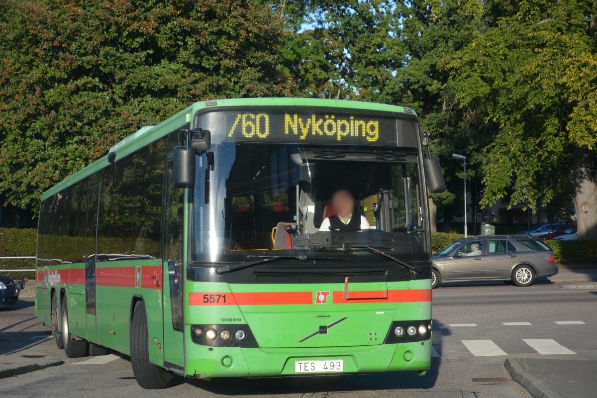 TES 493 auf der Linie 760 zum Bahnhof Nyköping am 16.09.2014. Zu sehen ist ein Volvo 8700.