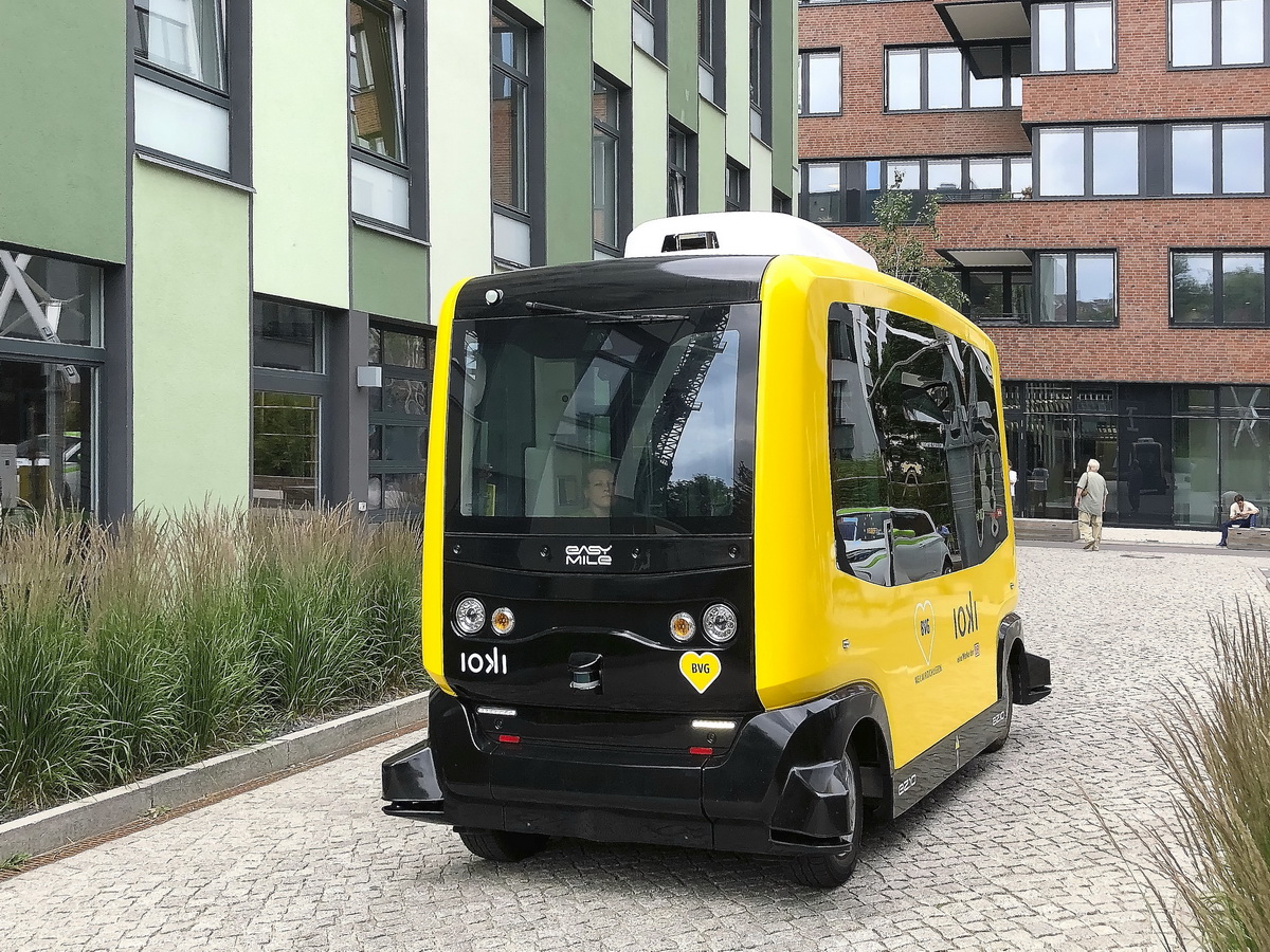 Testbetrieb zum autonomen Fahren der Deutsche Bahn und der Berliner Verkehrsbetriebe auf dem EUREF-Campus in Berlin Schöneberg. Hier wird ein  Kleinbusse des Herstellers EasyMile verwendet. Hier gesehen am 20. Juni 2018 .
