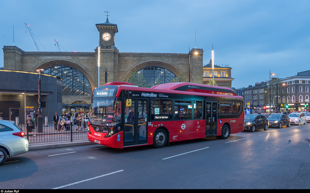 TfL Metroline London BYD/ADL Batteriebus am 22. April 2019 vor dem Bahnhof King's Cross in London.