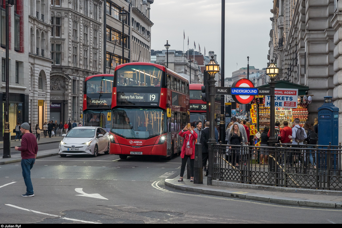 TfL verschiedene Busse am Piccadilly Circus am 22. April 2019.