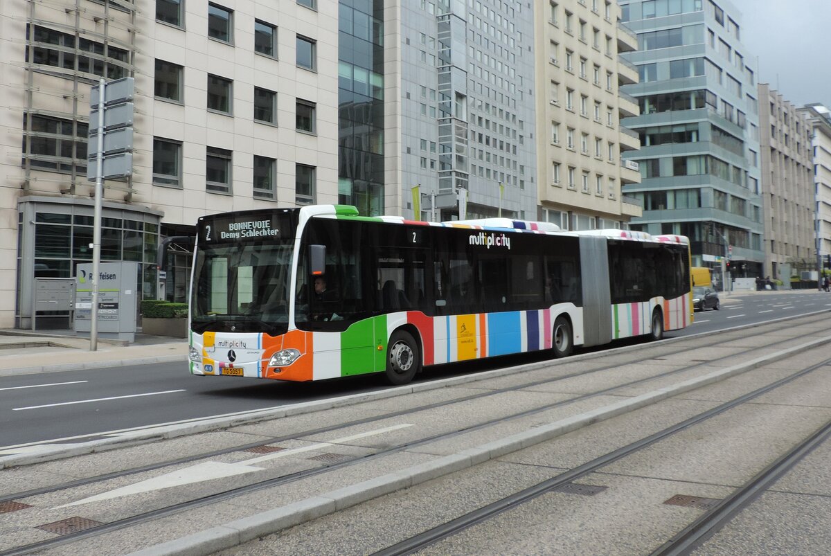 TG 5057, Mercedes C2 Hybrid-Gelenkbus, Wagen 37, im Einsatz auf der Linie 2, am 20. Mai 2021 beim Hauptbahnhof abgelichtet.