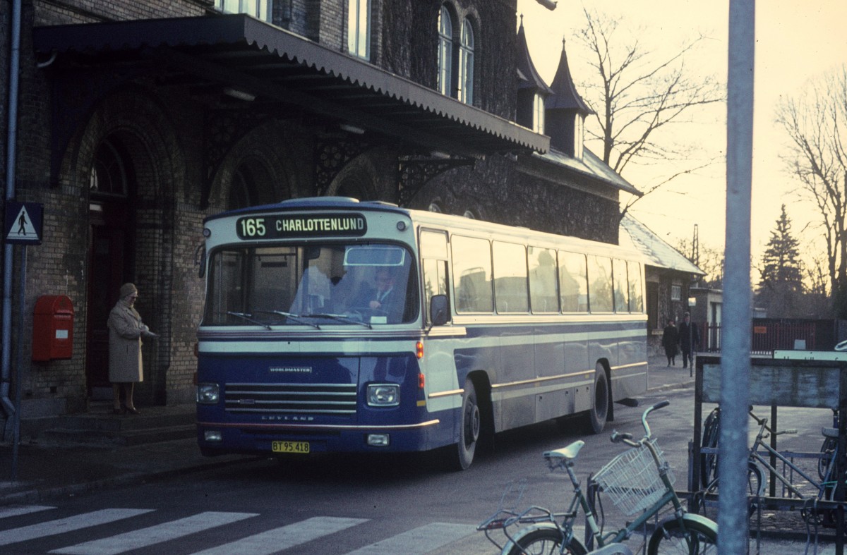 Therkildens Ruter Buslinie 165 (Leyland/DAB - BT 95.418) Bahnhof Charlottenlund am 1. Januar 1974.