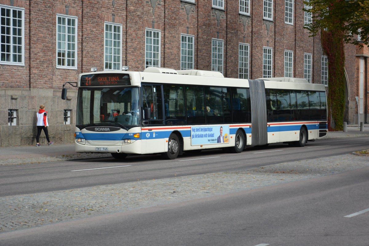 TKC 745 befindet sich am 17.09.2014 auf der Linie 21 am Busbahnhof Västerås. Aufgenommen wurde ein Scania OmniLink. 