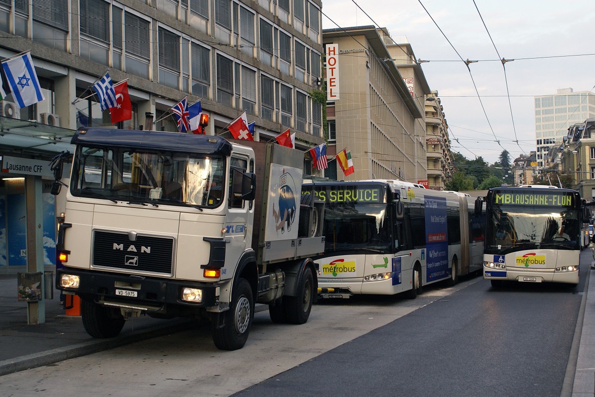 TL: Des Einen Freud des Andern Leid !! Ein derartiges zufälliges Fotosujet erfreut natürlich den Fotografen nicht aber den Chauffeur und die Fahrgäste des auf der Strecke gebliebenen Busses. Vor der Abfahrt zum Busdepot kam es noch zu einer Ueberholung durch einen weitern SOLARIS METRO BUS Lausanne-Flon auf dem Bahnhofplatz Lausanne am 15. August 2007. So konnten ausnahmsweise zwei SOLARIS Metrobusse auf einem Bilde festgehalten werden. 
Foto: Walter Ruetsch