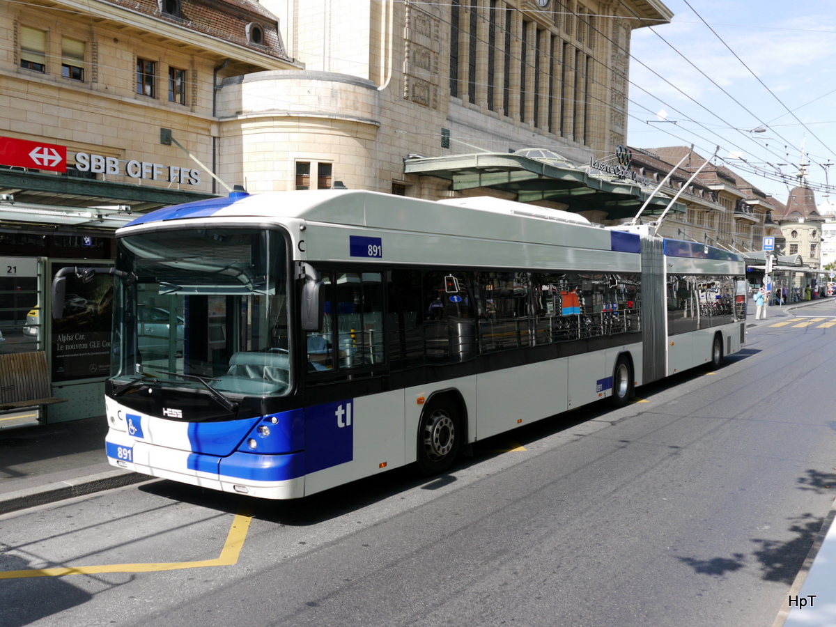 TL Lausanne - Hess Trolleybus Nr.891 bei en Haltestellen vorn dem Bahnhof in Lausanne am 14.06.2015