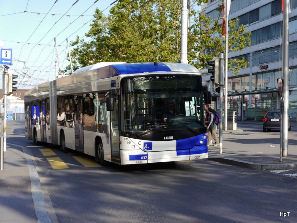 TL Lausanne - Trolleybus Nr.837 unterwegs vor dem Bahnhof in Lausanne am 27.07.2014