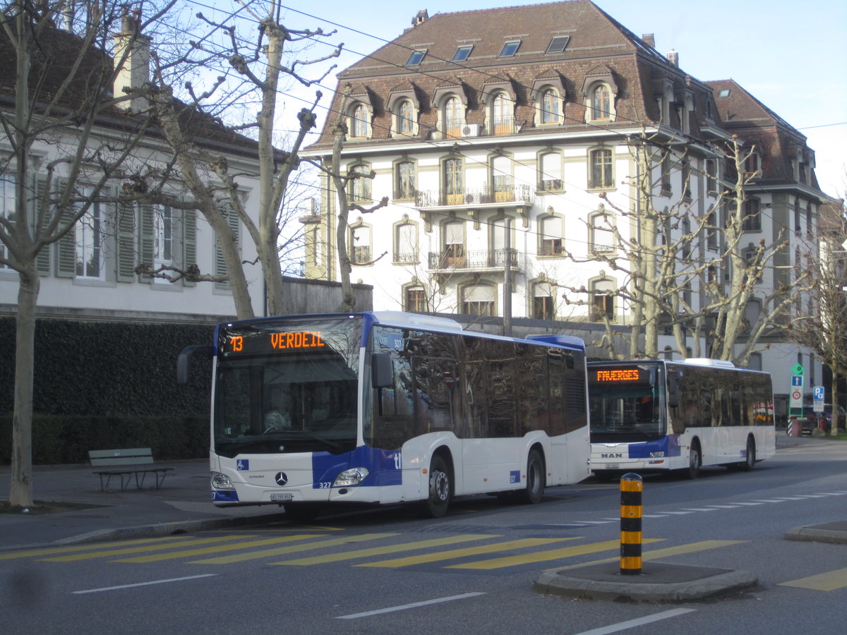 tl Nr. 327 (Mercedes Citaro C2 O530K) und Nr. 410 (MAN A21 Lion's City) am 23.2.2020 in Lausanne, Montbenon 
