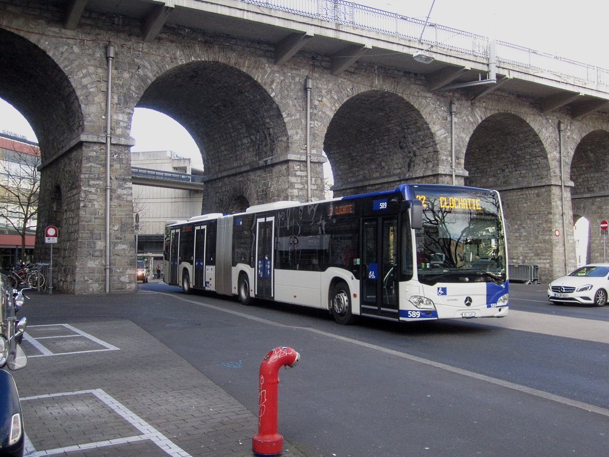tl Nr. 589 (Mercedes Citaro C2 O530G) unterquert am 23.2.2020 die Grand-Pont kurz nach der Haltestelle Lausanne-Flon
