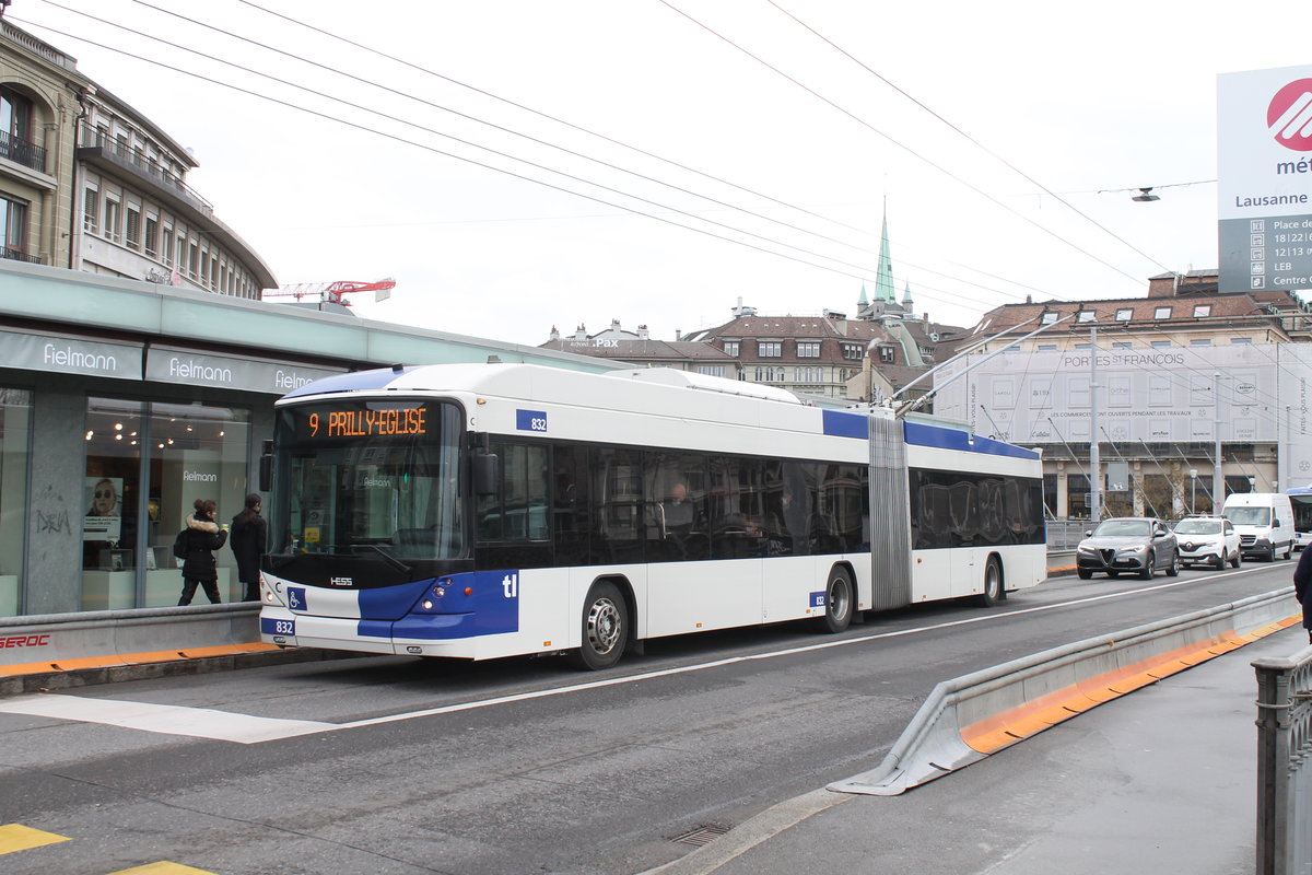 tl Nr. 832 (Hess Swisstrolley 3 BGT-N2C) am 8.3.2021 auf der GRand-Pont zwischen den Haltestelle St-François und Bel-Air