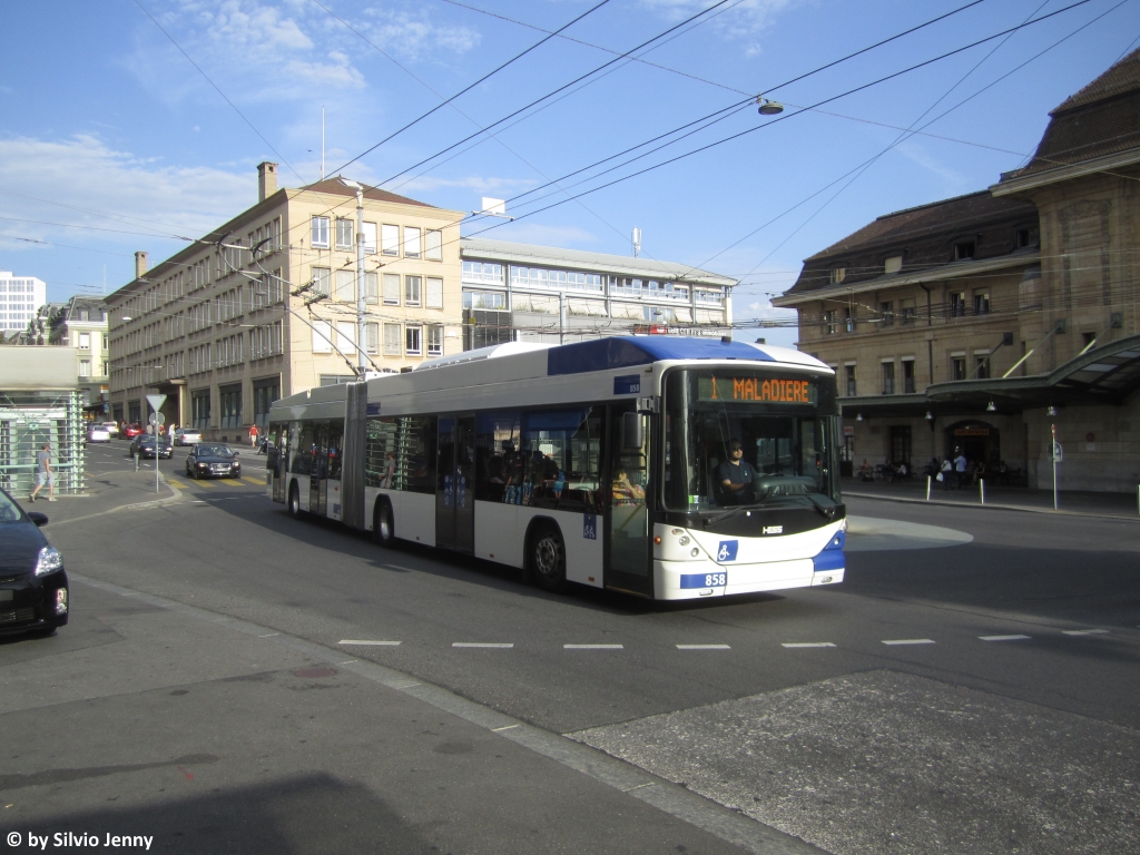 tl Nr. 858 (Hess Swisstrolley 3 BGT-N2C) am 3.8.2017 beim Bhf. Lausanne