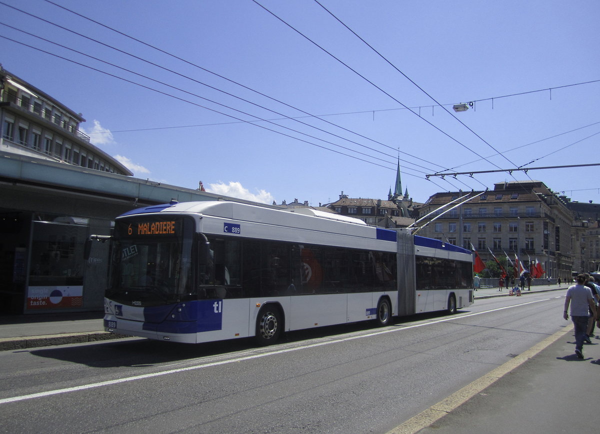 tl Nr. 889 (Hess Swisstrolley 4 BGT-N2D) am 30.7.2019 auf der Grand-Pont zwischen den Haltestellen St-François und Bel-Air